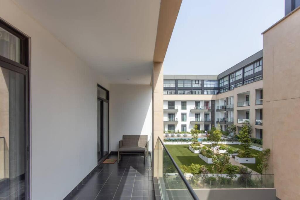 Sunshine Large 1Bed + Big Balcony @Embassy Gardens Διαμέρισμα Άκρα Εξωτερικό φωτογραφία