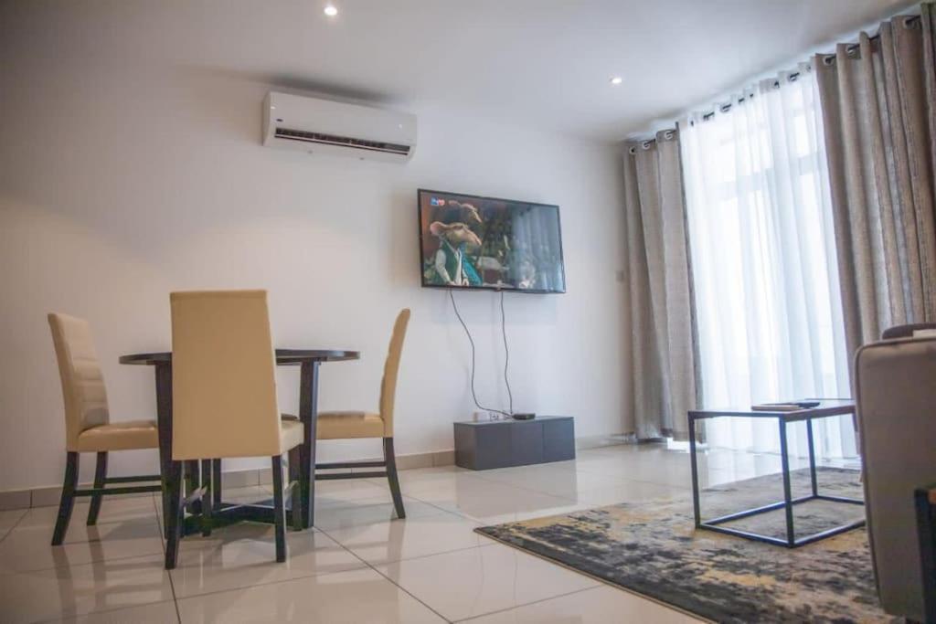 Sunshine Large 1Bed + Big Balcony @Embassy Gardens Διαμέρισμα Άκρα Εξωτερικό φωτογραφία