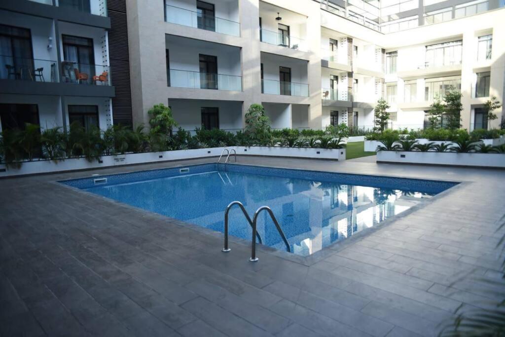 Sunshine Large 1Bed + Big Balcony @Embassy Gardens Διαμέρισμα Άκρα Εξωτερικό φωτογραφία