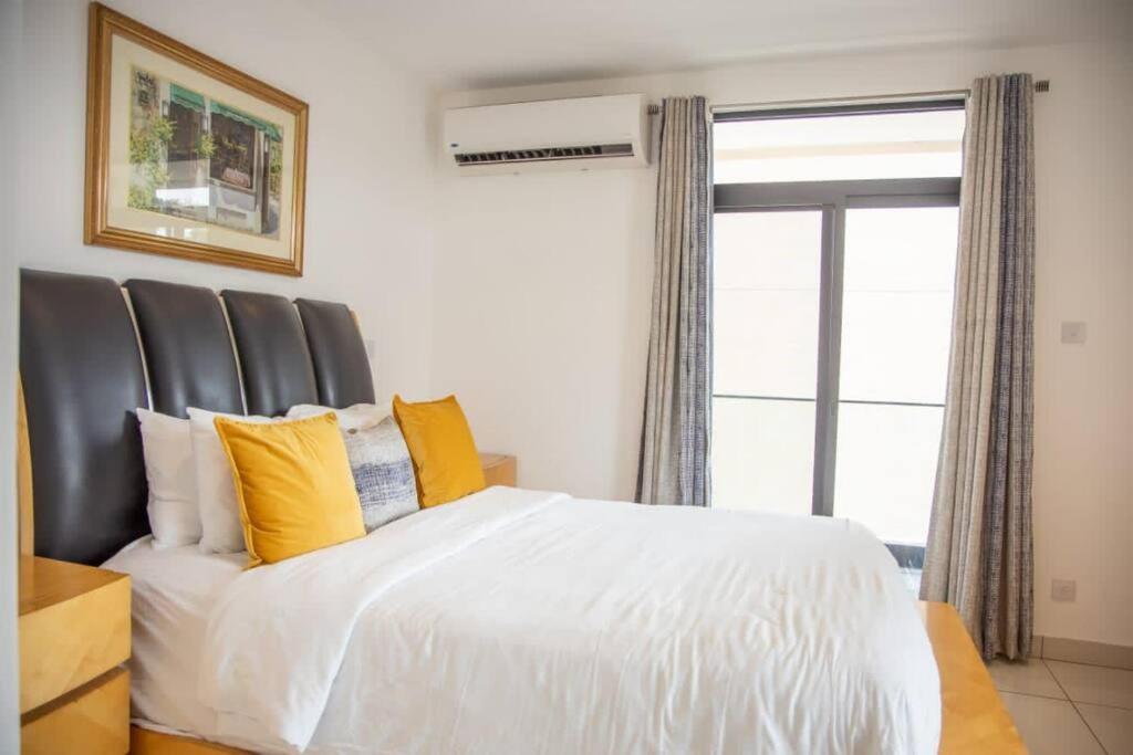 Sunshine Large 1Bed + Big Balcony @Embassy Gardens Διαμέρισμα Άκρα Εξωτερικό φωτογραφία