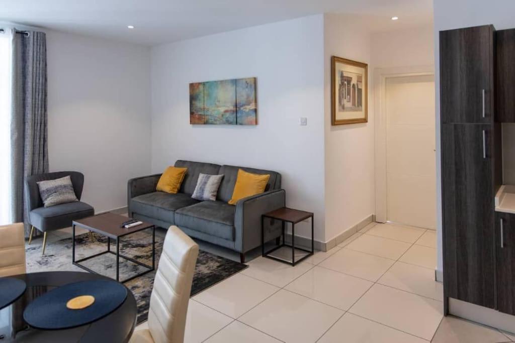 Sunshine Large 1Bed + Big Balcony @Embassy Gardens Διαμέρισμα Άκρα Εξωτερικό φωτογραφία